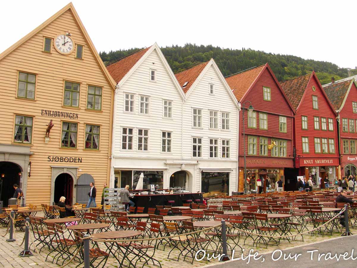 Bryggen színes faépületei Bergenben